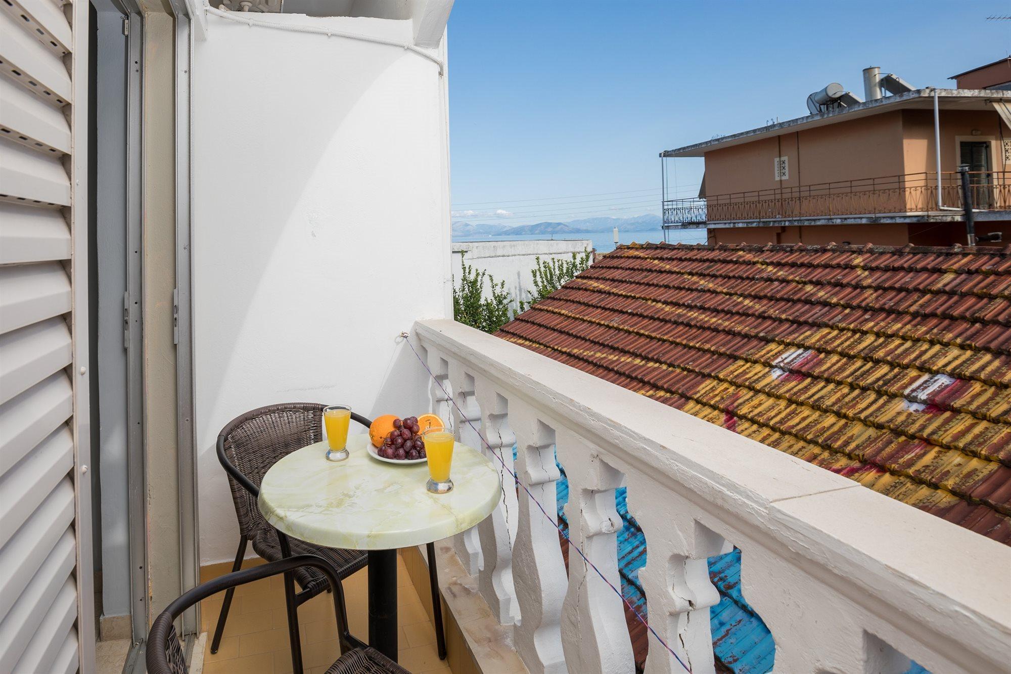 Bella Vista Beach Hotel And Studios Benitses  Ngoại thất bức ảnh