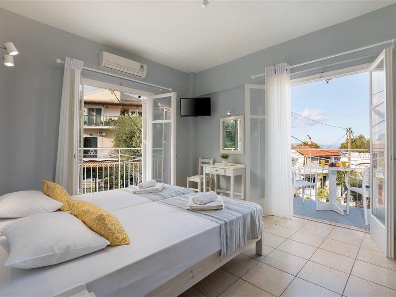 Bella Vista Beach Hotel And Studios Benitses  Ngoại thất bức ảnh